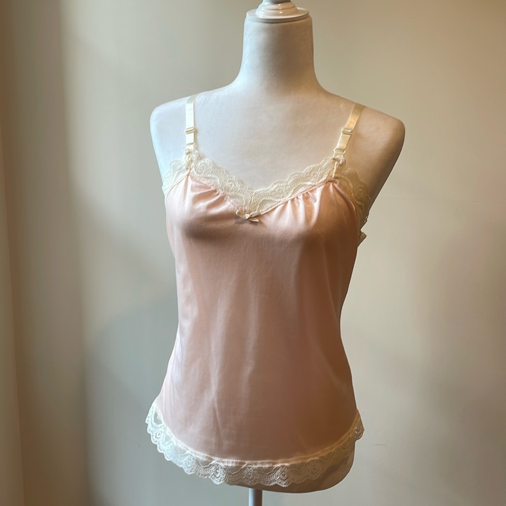 Vintage Undercover Wear cami lingerie top. Pale pink cream lace. Medium. MED M